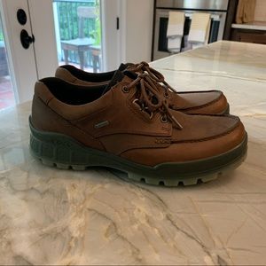ECCO MEN GORE-TEX LACE SHOES. SIZE 9. WORN ONCE. LOOK BRAND NEW